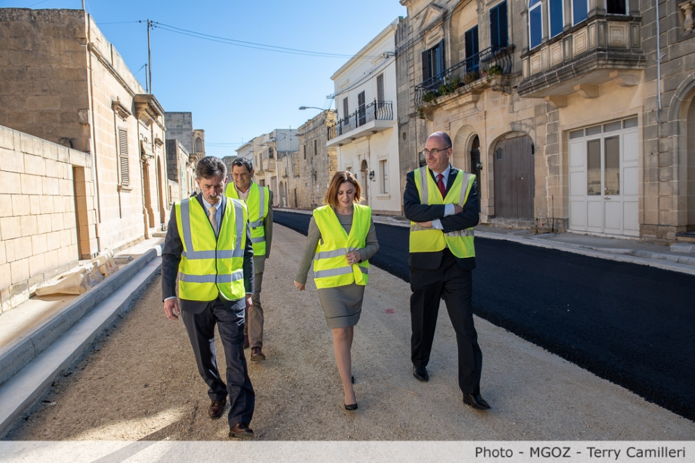 Il-Ministru Justyne Caruana waqt il-konferenza tal-aħbarijiet fi Triw il-Ħamrija, Xewkija
