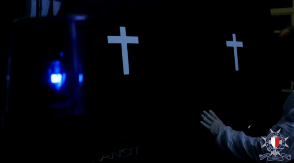 Il-Pulizija qed tinvestiga l-mewt ta’ raġel li nstab fit-triq barra d-dar tiegħu