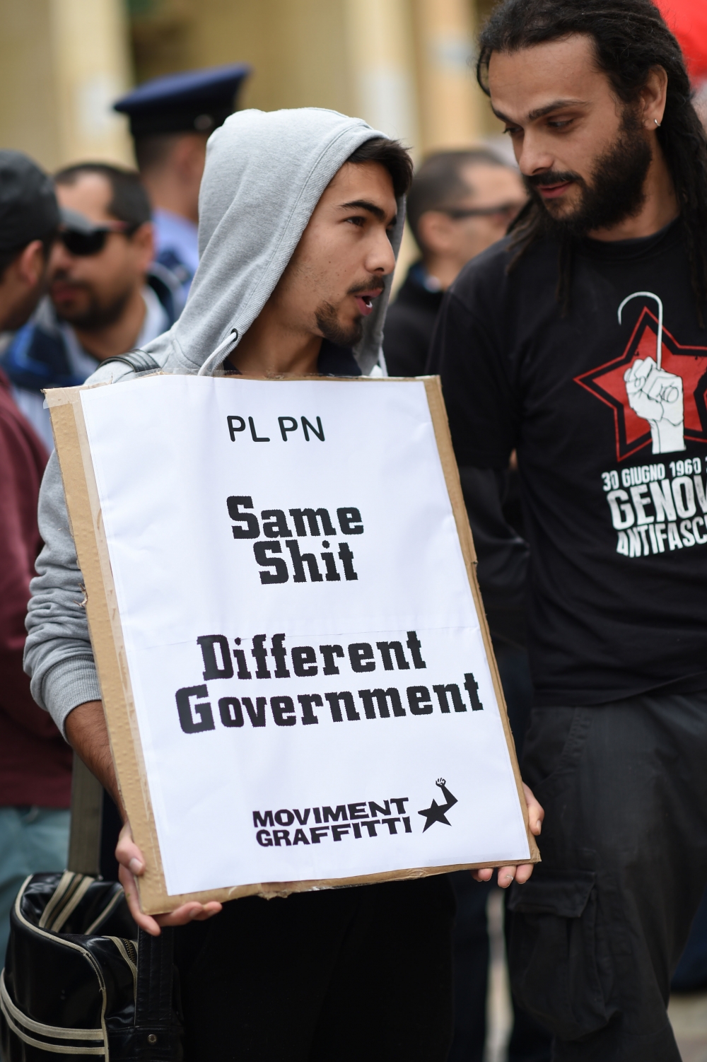 Poster ta' ftit kliem! U ħafna verità.
