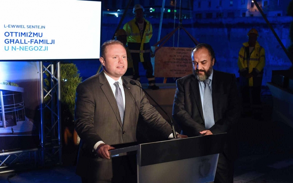 Il-PM Muscat ma’ Husni Bey qabel it-tqegħid tal-ewwel ġebla tal-proġett f’April 2015 