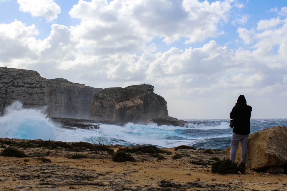 Andrea jiġbed ir-ritratti tal-maltemp li wara jitfagħhom fuq il-paġna Gozo Weather Page