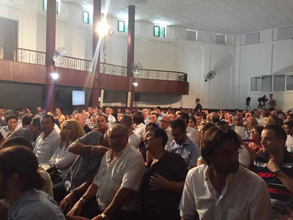 Is-sala tal-Liċeo tal-Ħamrun ippakjata bin-nies