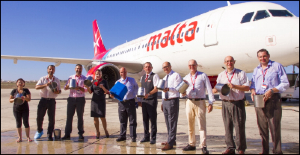 Giordimaina flimkien mat-tim tal-maniġment u l-impjegati għamlu l-isfida ġewwa l-ajruport quddiem ajruplan tal-Air Malta