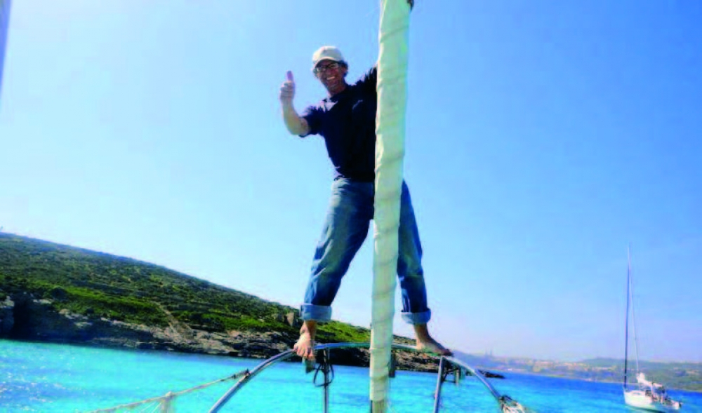 Beda jgħix ħajja bla rażan fuq il-yacht, nisa, xorb u ħaxixa