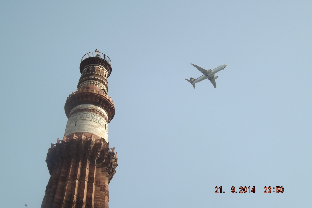 Qutb Minar (Delhi)– minarett tas-seklu 13 imqabbel ma’ kreazzjoni tas-seklu 21, ajruplan
