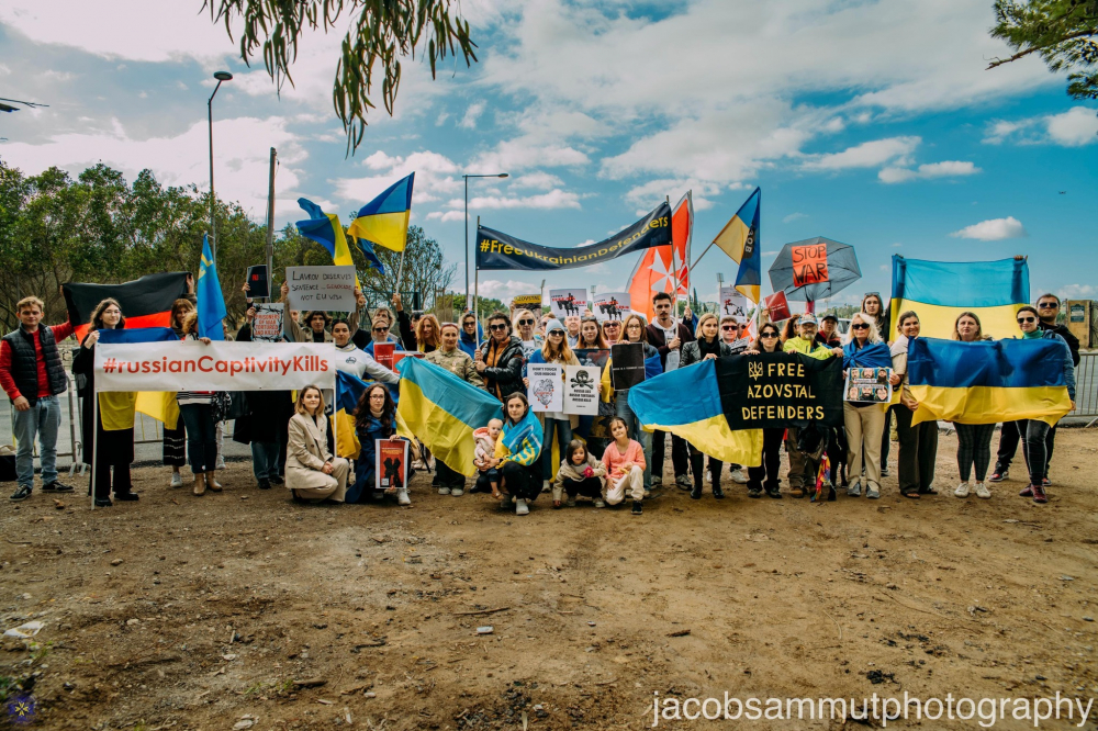 Il-komunità Ukrena bi protesta f'Ta' Qali. (Ritratt: Facebook/Foundation for the Ukrainian Community of Malta)