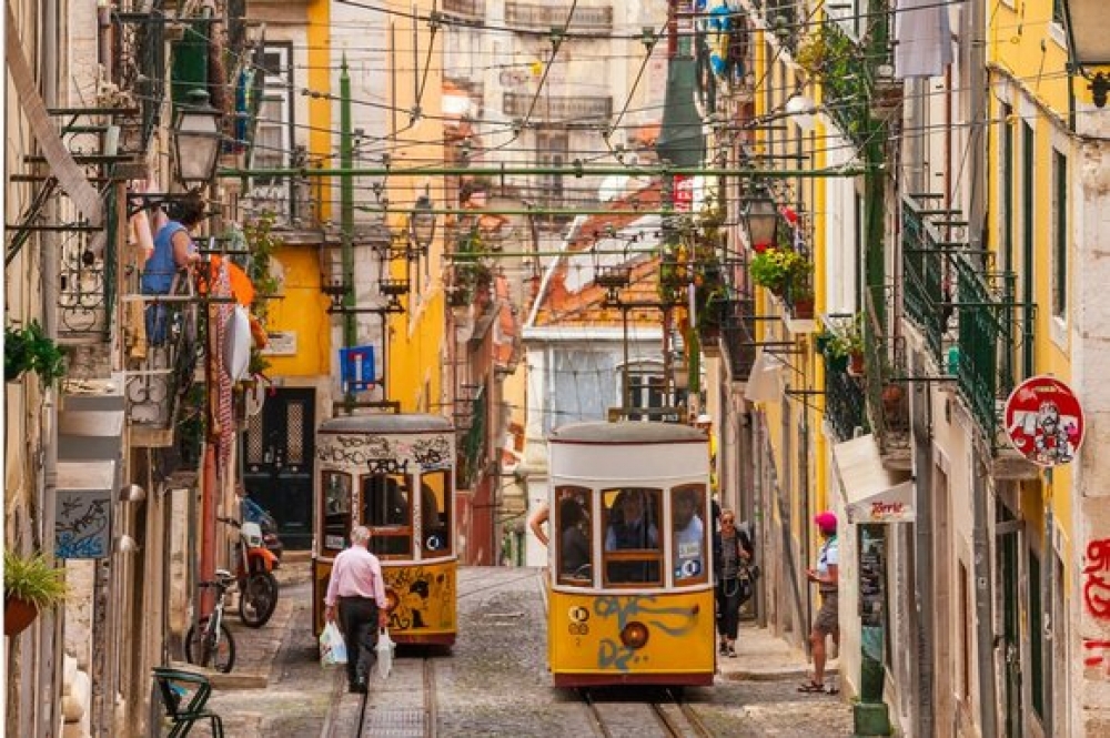 it-trammijiet li jgħaqqdu Lisbona minn fuq għal isfel