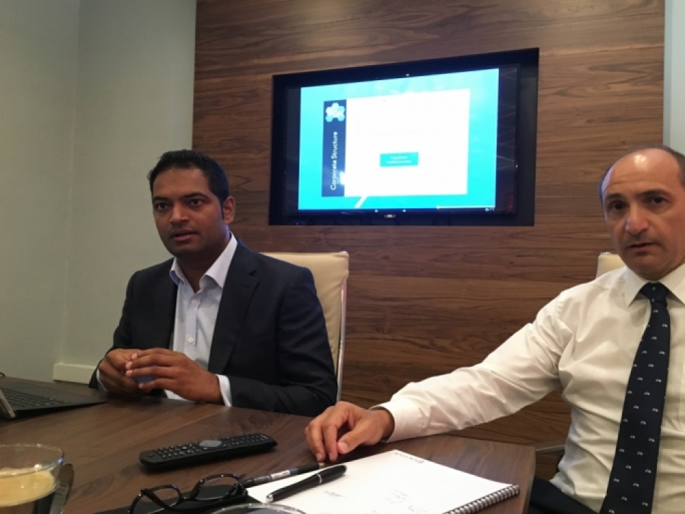Id-Direttur tal-Vitals Global Healthcare  Ram Tumuluri u l-Minstru tas-Saħħa Chris Fearne