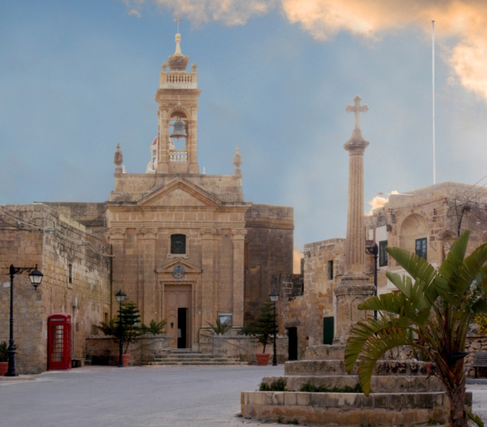 Il-pjazza u l-knisja medjevali ta’ Santa Luċija
