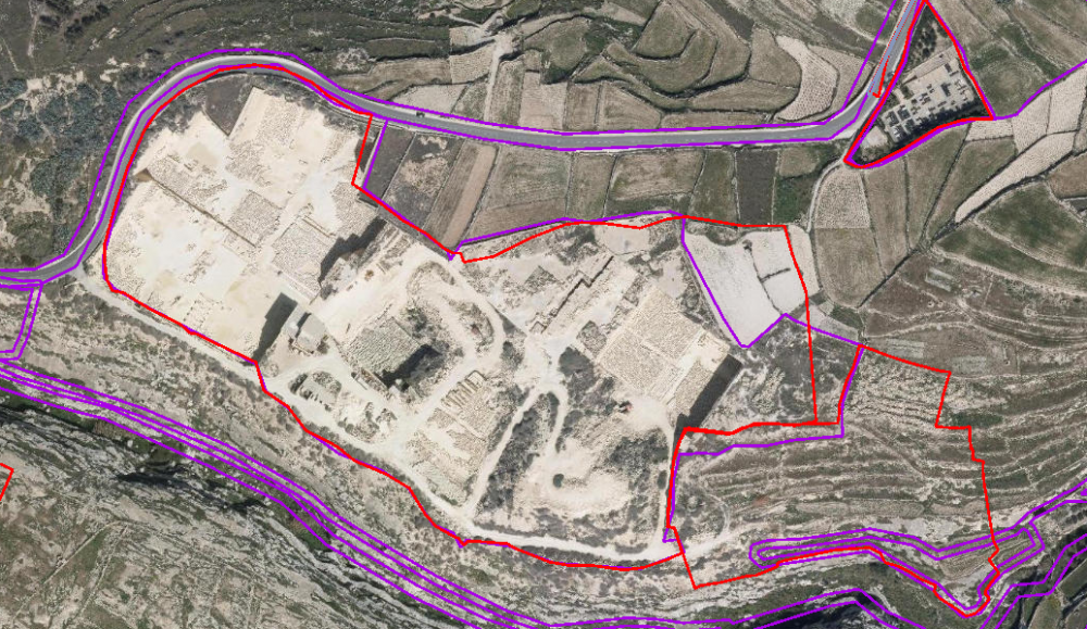 Kif tidher il-barriera llum bil-parti fejn illum qed naraw muntanja trab tielgħa u ċimiterju
