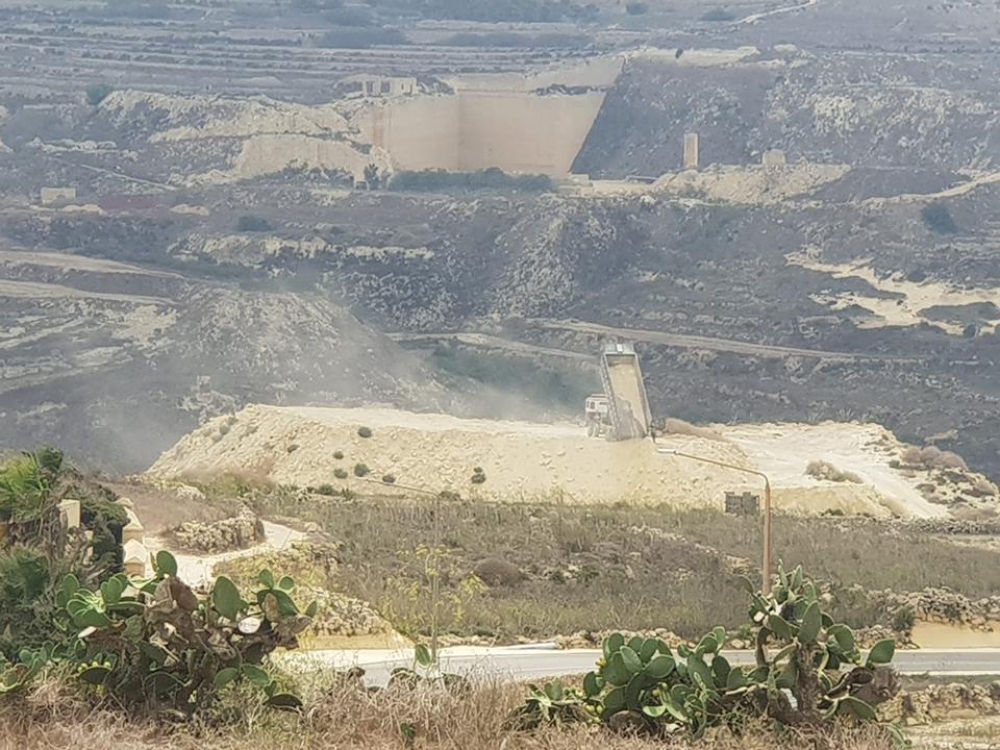 It-twelid ta’ muntanja trab ma’ barriera li għadha mhux legali