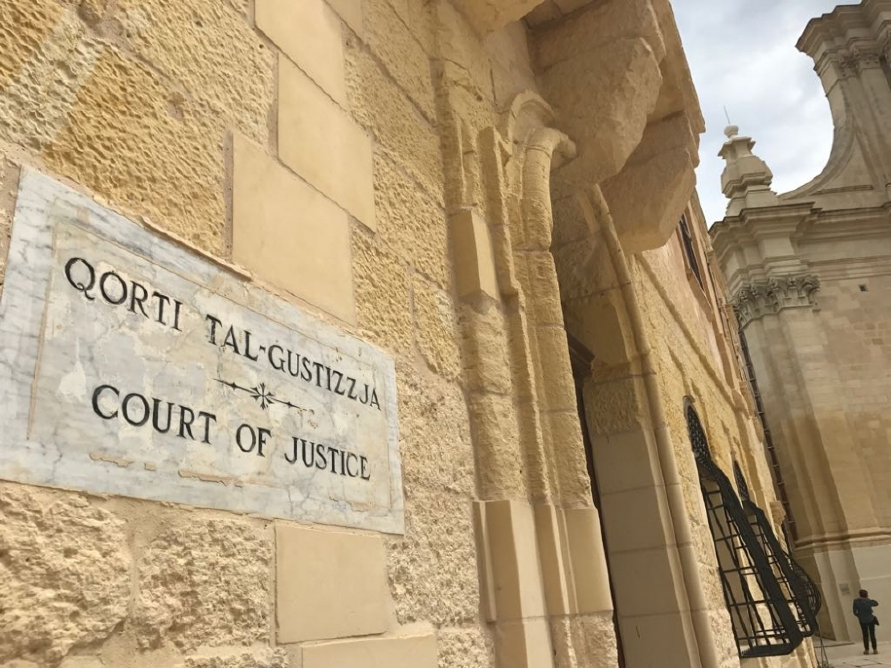 Żagħżugħ ta’ 26 sena jwieġeb mhux ħati għal 56 kap ta' akkuża relatati ma’ abbuż sesswali, rikatt u fastidju fuq minorenni