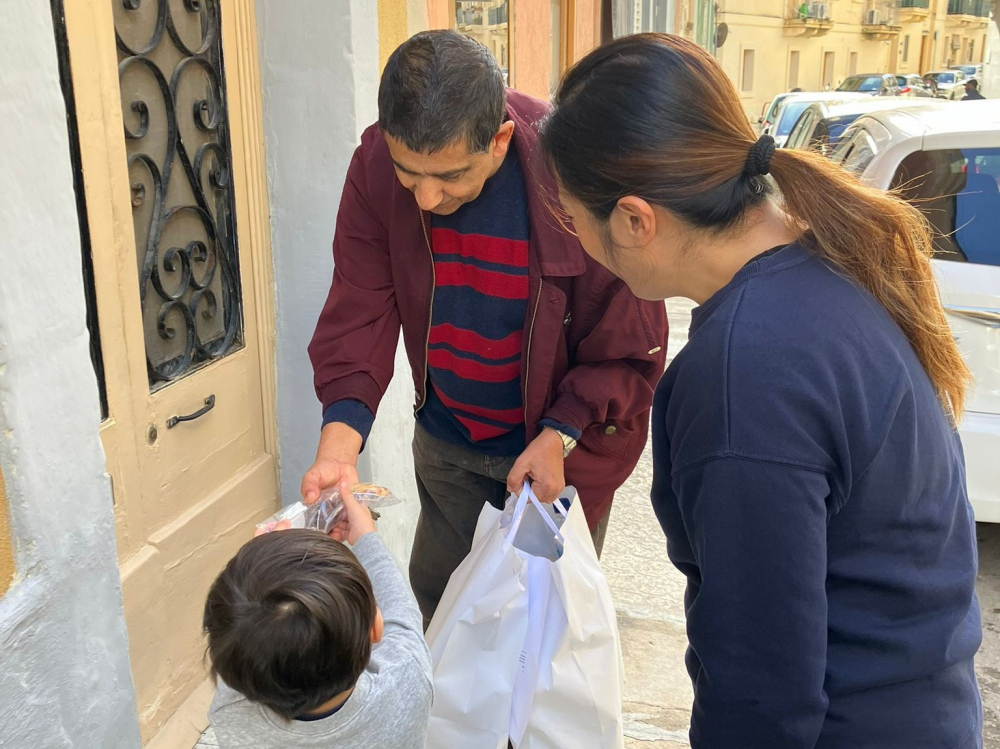 Voluntiera jqassmu 350 ikla lil persuni u familji fil-bżonn