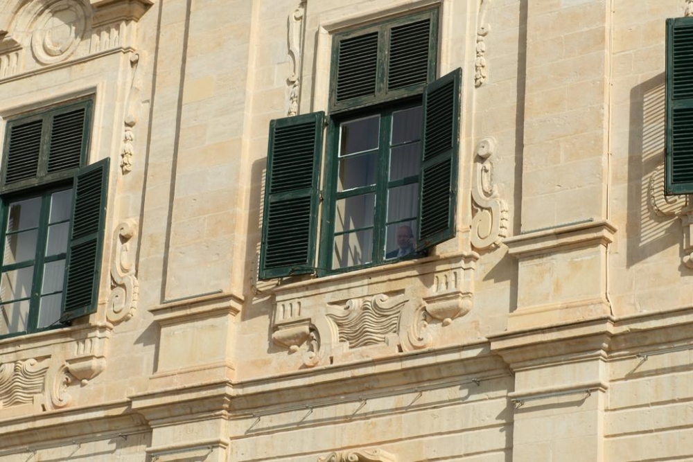 Ħaddiem fl-Uffiċċju tal-Prim Ministru iħares waqt laqgħat li għaddejjin f'Kastilja