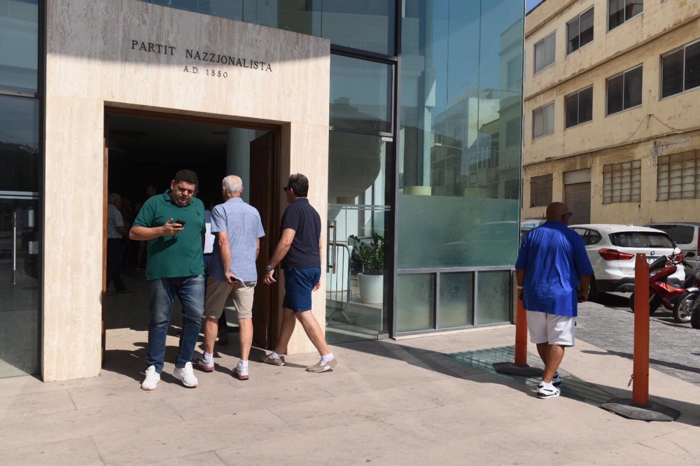 Ritratt meħud filgħoduquddiem id-Dar Ċentrali. James Bianchi