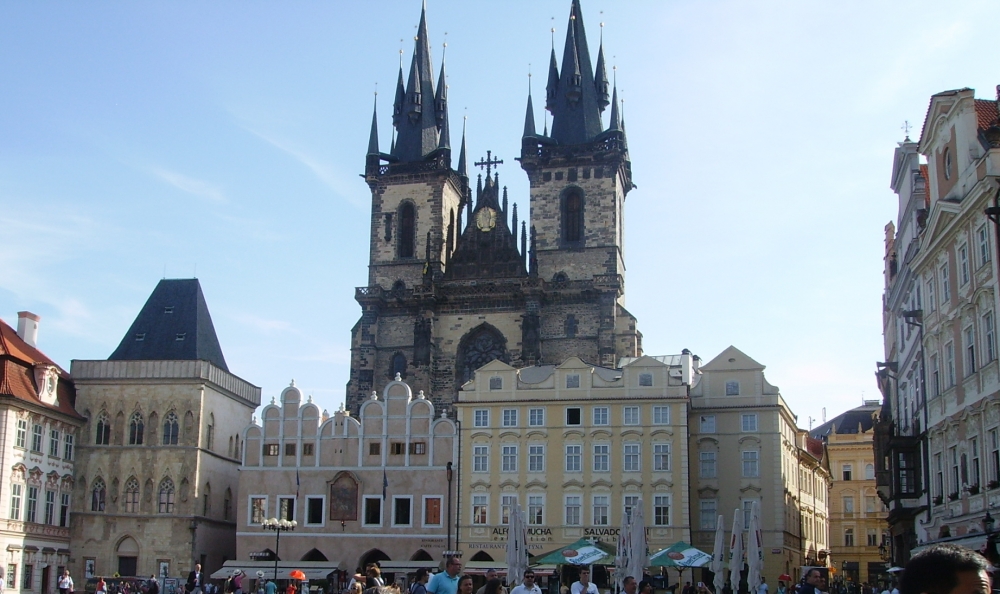 Il-pjazza l-antika ta' Praga