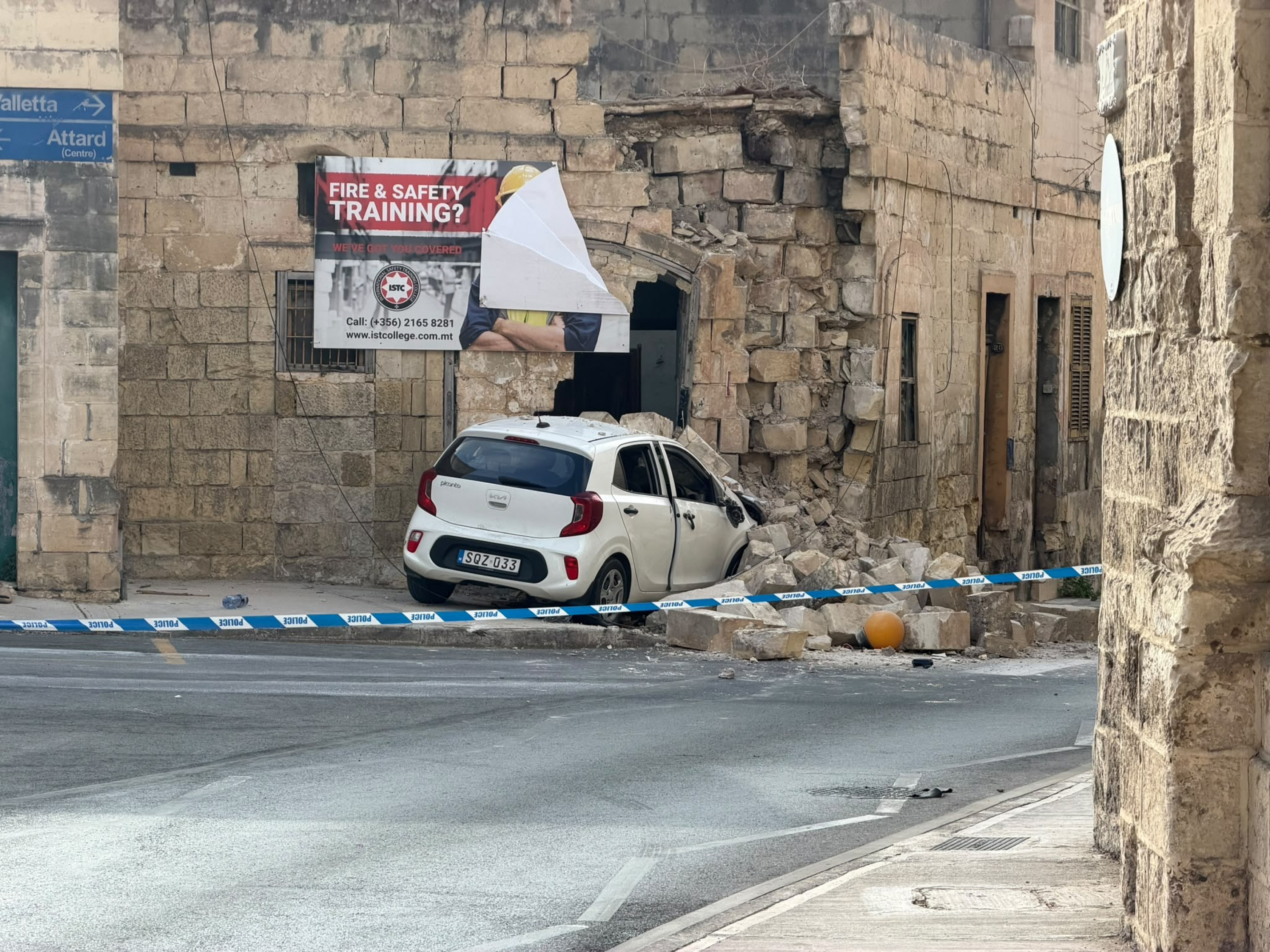 Żewġ minorenni l-isptar wara li karozza baqgħet dieħla f'binja abbandunata f'Ħ'Attard