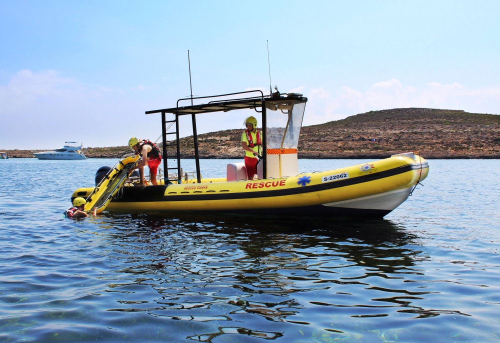 Il-voluntiera tal-ERRC waqt ir-rondi tagħhom fuq il-bajjiet