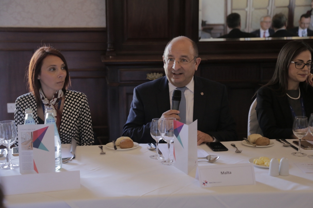 l-Ministru Farrugia waqt il-pranzu mal-ministri l-oħra tal-EPSCO u jkomplu jiddiskutu s-suġġett b’mod aktar informali flimkien mal-attache tiegħu fi Brussell Antonella Gatt u l-uffiċċjal li teħodlu ħsieb ix-xogħol f'Malta Claudia Schembri (xellug)