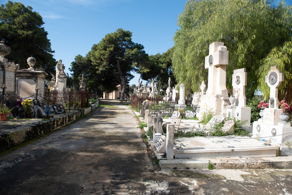 Krematorji jistgħu jinbnew f'ċimiterji eżistenti li jintużaw jew f'ċimiterji eżistenti li ma għadhomx jintużaw