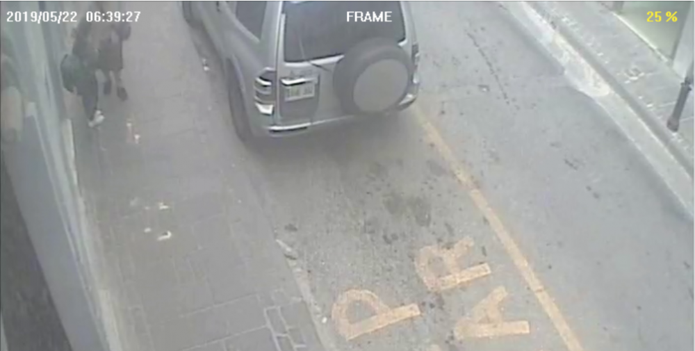 Filmati minn CCTV juru t-tifla waħedha u anzjana tipprova tikkalmaha