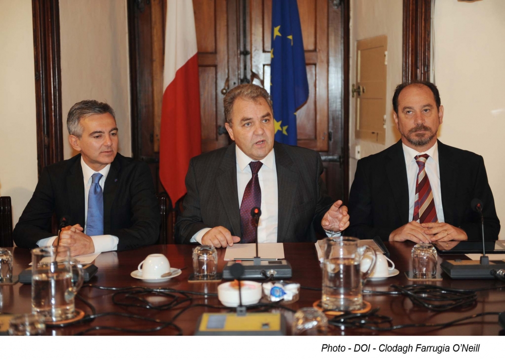 Dr Godfrey Farrugia u Simon Busuttil ippreżentaw rapport imsejjaħ Health Choices lill-Ispeaker