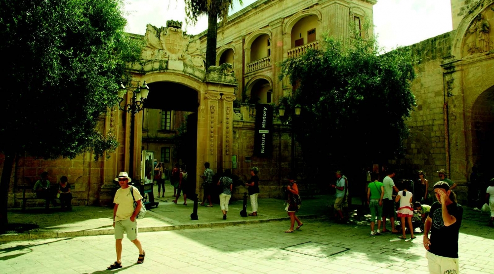 Turisti jżuru il-belt siekta tal-Imdina