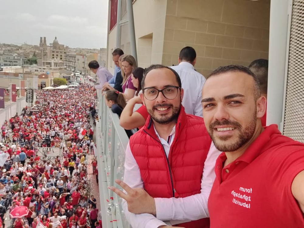 Randolph De Battista (nofs) jiċċelebra rebħa Laburista