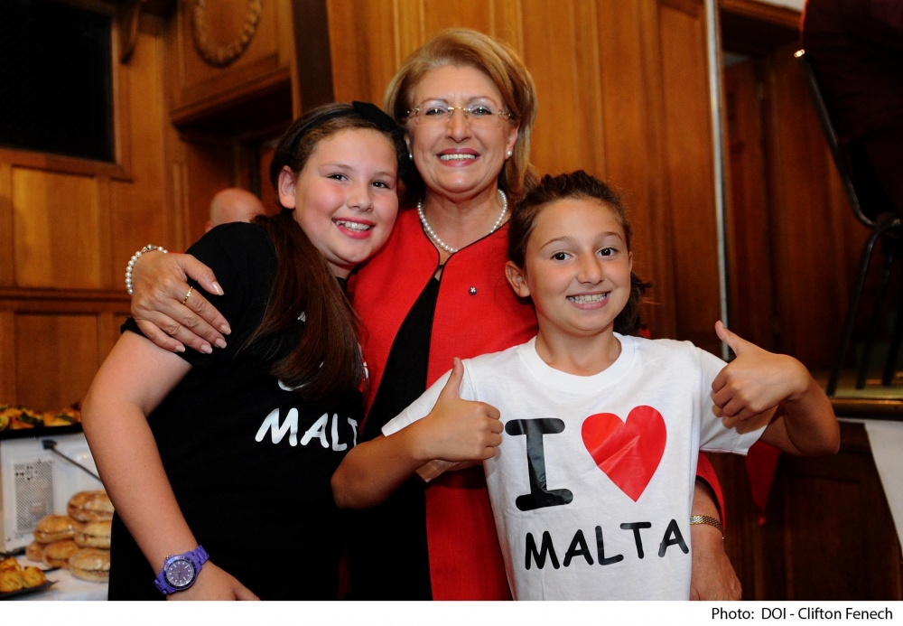 Il-President ma' tfal ta' emigranti Maltin f'Londra
