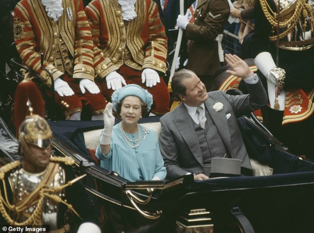 Ir-Reġina flimkien ma' Earl Spencer, ħu l-Prinċipessa Diana ġewwa l-Awstralja