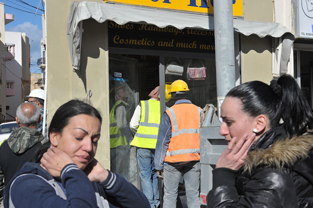 Sid il-ħanut, xellug, b'xokk fuqha wara li ħelsitha mill-mewt.