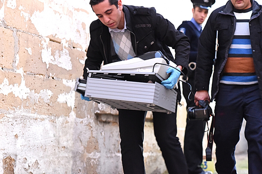Uffiċjal tax-Xena tar-Reat iġorr il-cash register. Ritratt Ray Attard