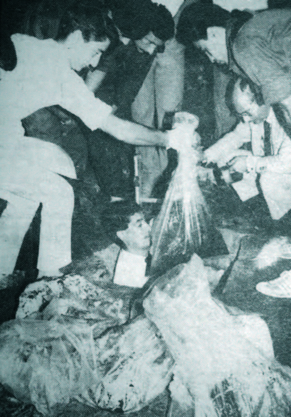 Boroż mimlijin b’partijiet tal-ġisem imqatta’ jittellgħu mill-bir mill-Pulizija tal-Forensika