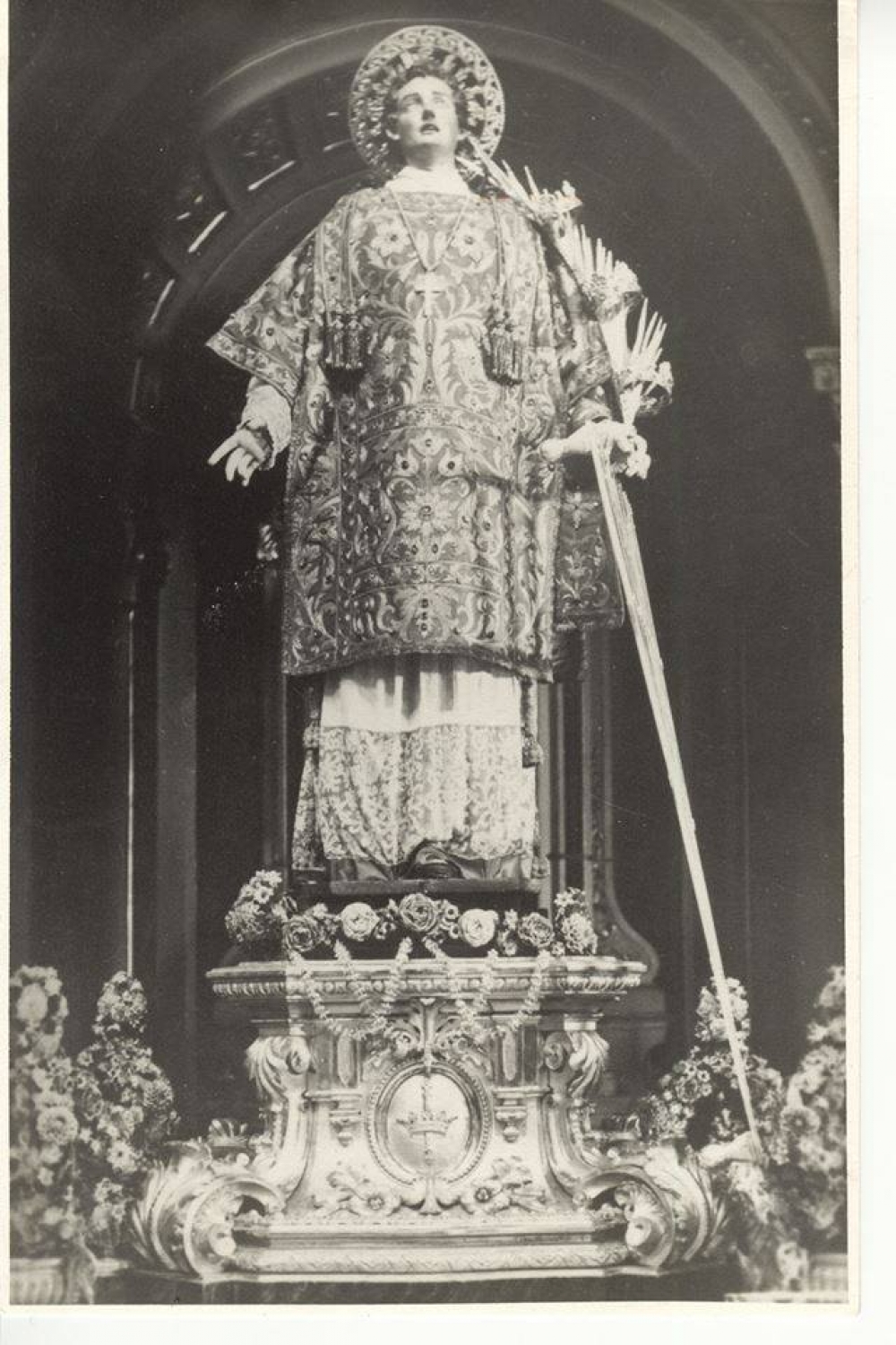 San Lawrenz fil-Knisja ta' Bormla, armat fuq il-pedistall ta' San Ġużepp, qabel ittieħed lura l-Birgu fl-1944