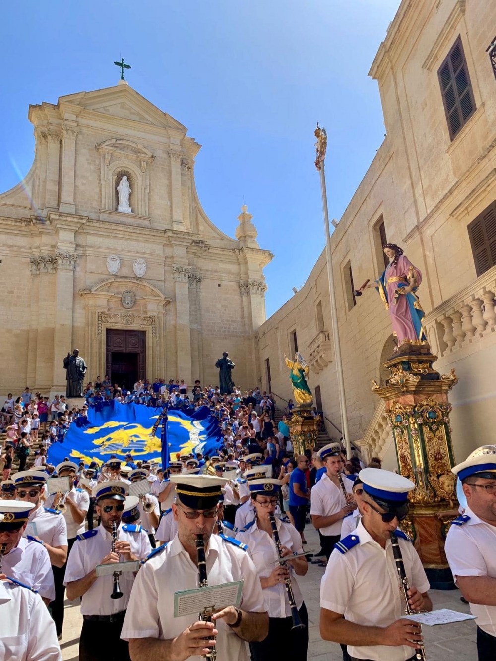 It-tfal iġorru l-bandiera mill-Katidral sal-każin