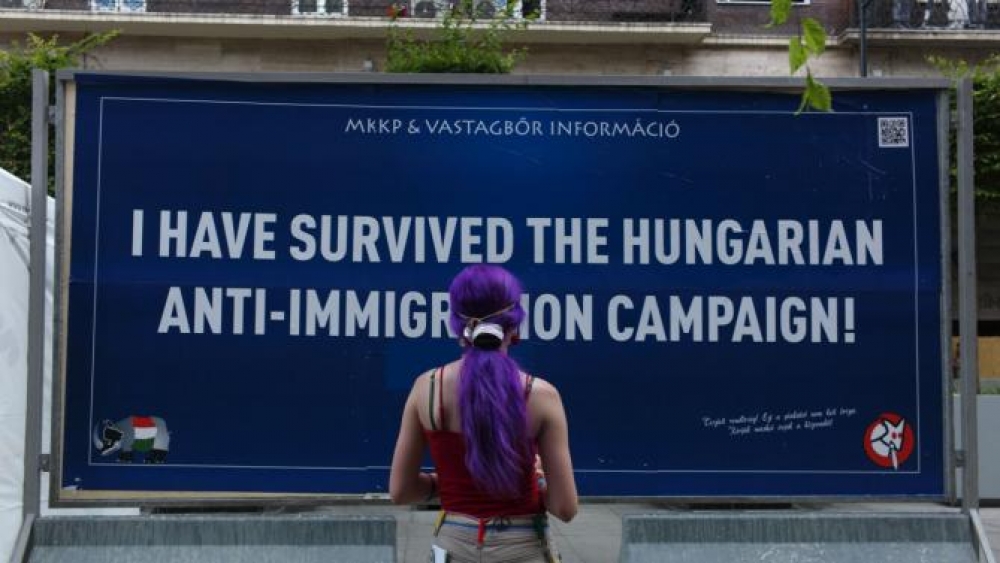 Billboard xejn kumplimentuż għall-politika ta' kontroll li qed timponi l-Ungerija fuq il-fruntieri tagħha