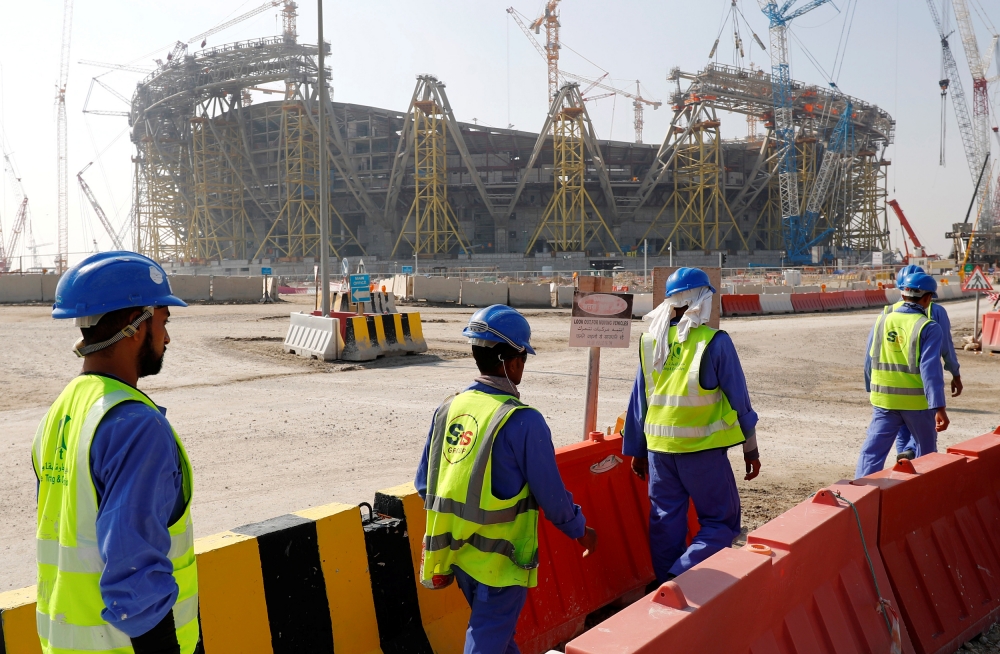 Ħaddiema tal-Qatar waqt il-bini ta' qieħed mill-istadiums