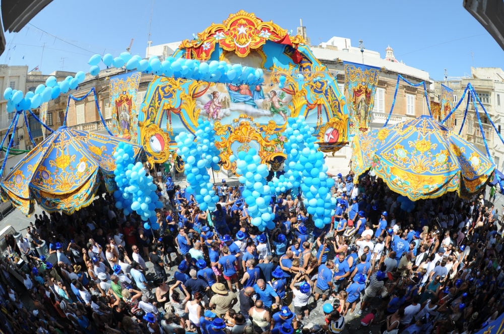 Partitarji tas-Soċjetà Filarmonika Stella Maris ta’ Tas-Sliema quddiem il-każin waqt il-marċ ta’ nhar il-festa. Anke dan il-każin kien iffaċċjat b’ordni ta’ żgumbrar u salvat mill-Gvern