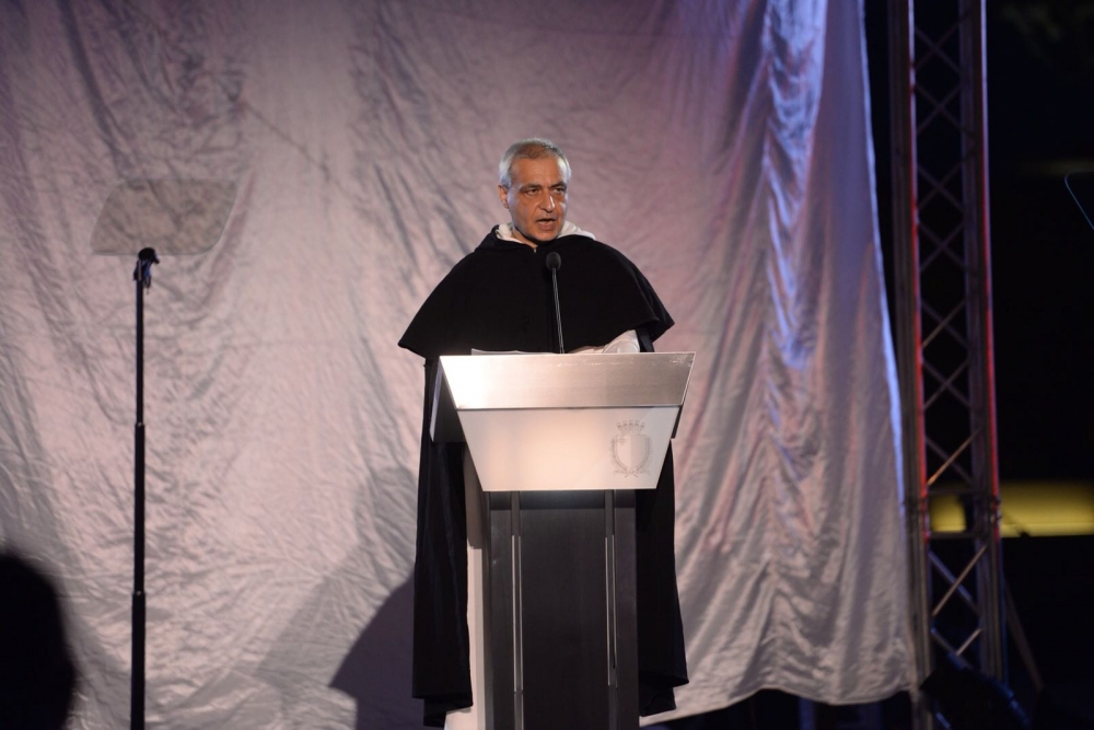 Patri Mark Montebello waqt il-kxif tal-monument ta' Mintoff. Ritratt | James Bianchi