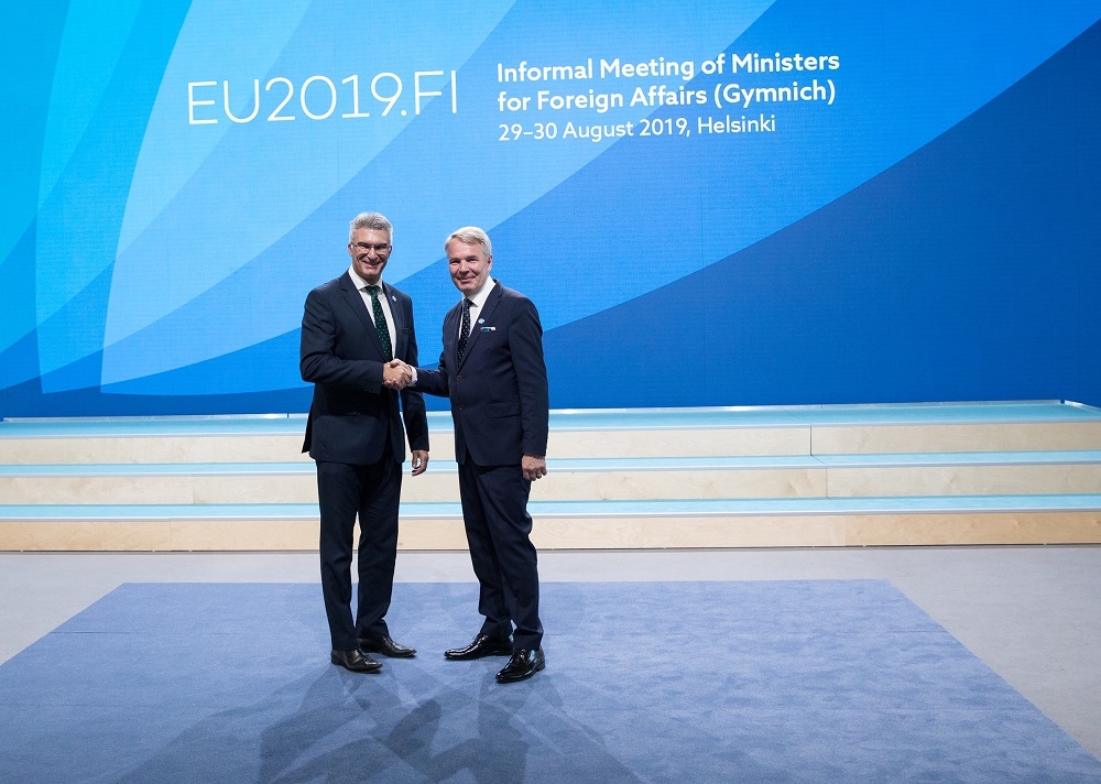 Il-Ministru Carmelo Abela jingħata merħba mill-Ministru għall-Affarijiet Barranin tal-Finlandja, Pekka Haavisto.