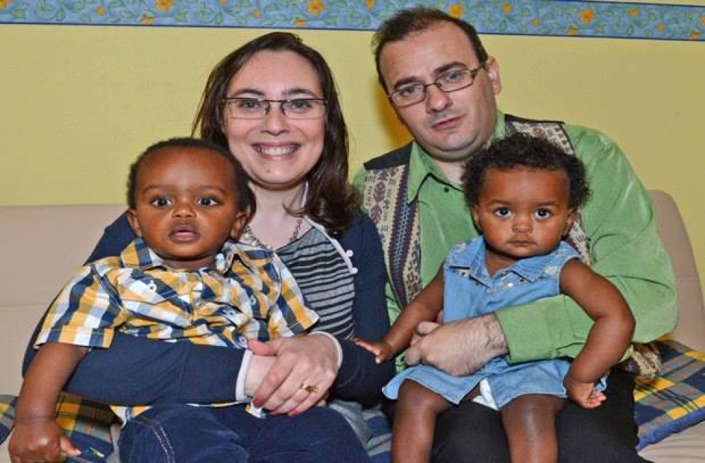 Il-familja Vella maż-żewġ uliedhom Victoria u Craig  | Ritratt ta' Roger Azzopardi
