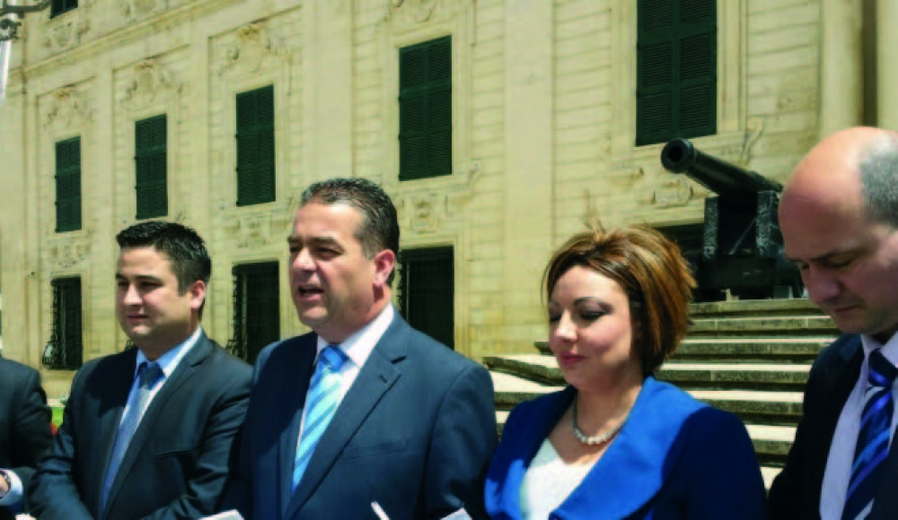 Bil-flus li qed joħroġ żejda l-Gvern jista’ jimpjega 444 għalliem jew 532 infermier jew 570 LSA - Simon Busuttil