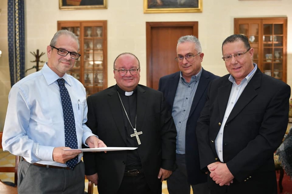 Ir-Rettur tal-Arċikonfraternità tar-Rabat tal-Imdina Anthony Casha, ir-Rettur tal-Arċikonfraternità tal-Belt Joe Cioffi u s-Sur Andrew Borg jippreżentaw petizzjoni lill-Arċisqof biex jiddikjara Sena Ġużeppina
