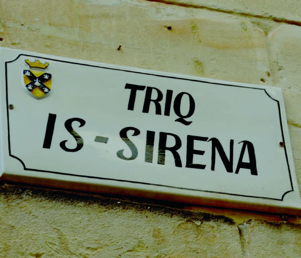 It-tabella tat-triq fejn seħħ il-qtil