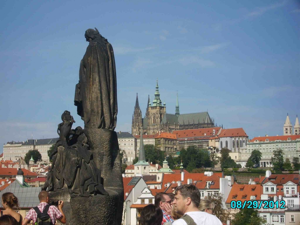 Il-Palazz ta' Praga minn Charles Bridge