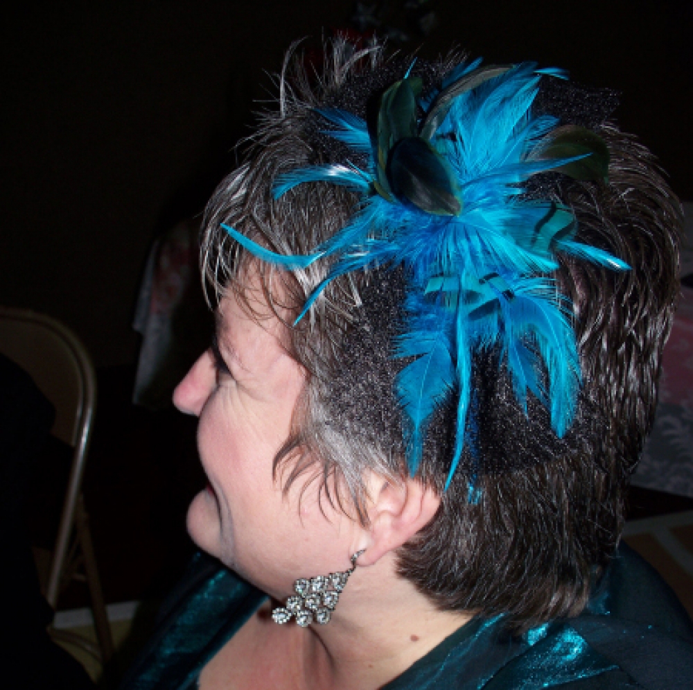 Mara bil-fascinator għall-preċett: jaf ikun aċċessorju grottesk