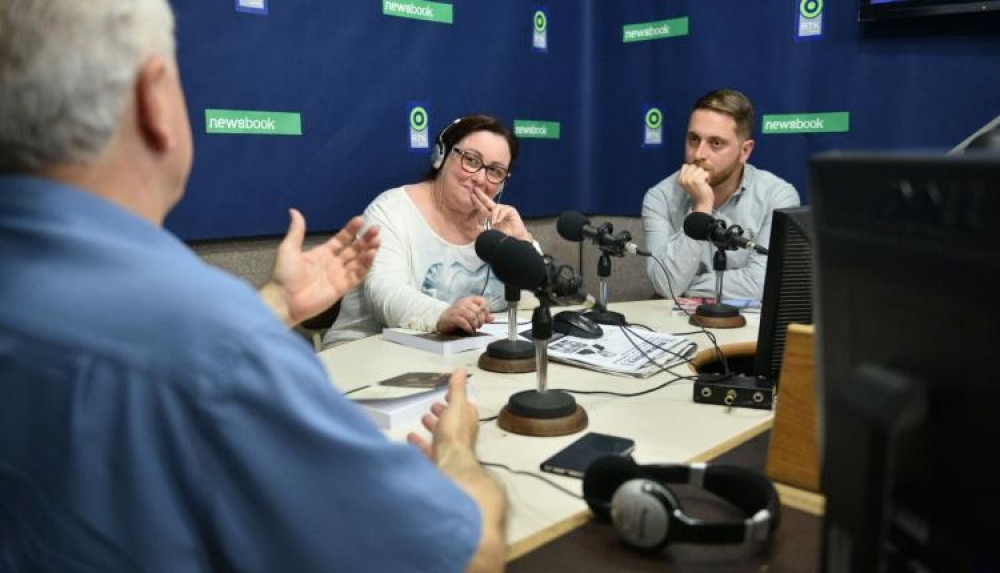 Sylvana Debono, waqt programm tar-radju. magħha jidhru Fr Joe Borg u l-eks President tal-Forum Żgħażagħ Laburisti Alex  Saliba