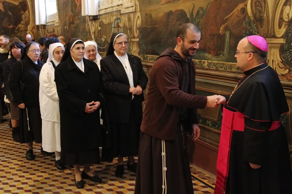 L-Isqof Scicluna jiltaqa ma’ dawk li marru jagħtu l-awgurju