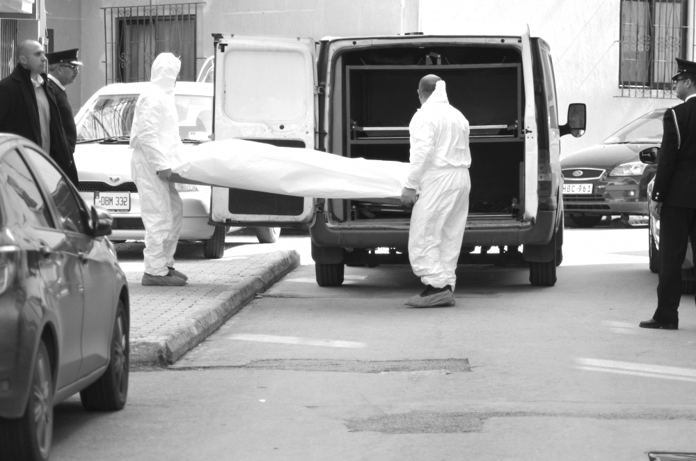 Il-katavru ta’ Silvana Muscat qed jiddaħħal fil-hearse tal-Pulizija