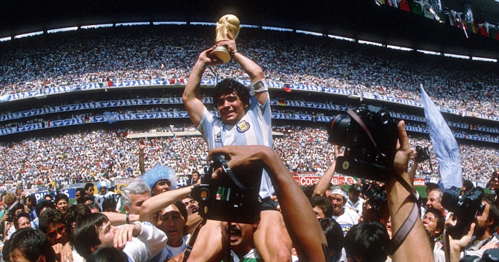 Maradona iżomm it-trofew għar-rebħa Arġentina 